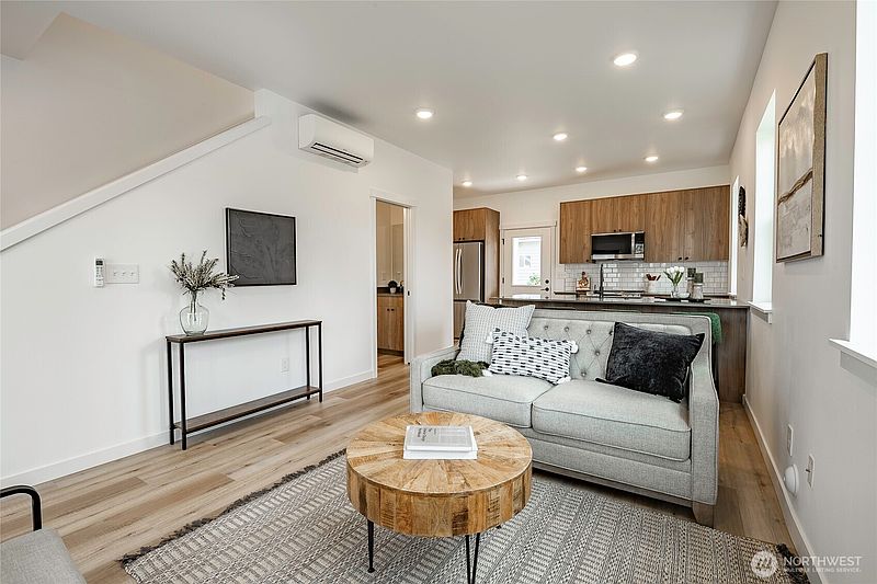 4th image of 214 E Grover Street
