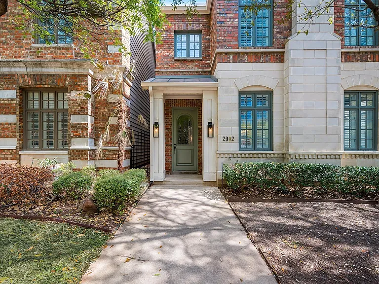 2902 N Pearl St — Photo 2