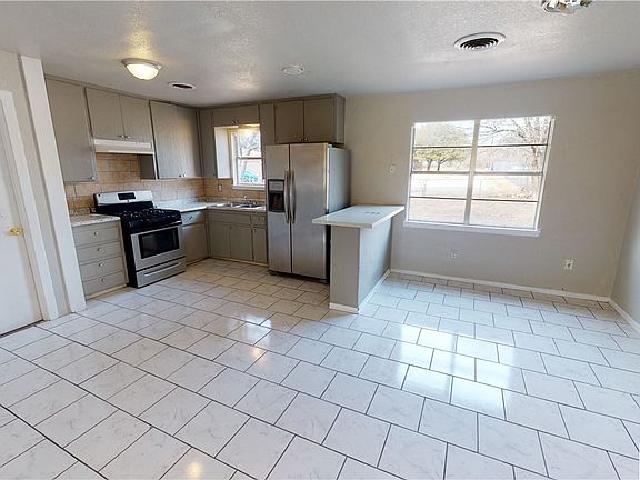 4th image of 618 W Avenue E