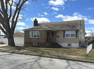 587 S 8th St, Lindenhurst, NY 11757