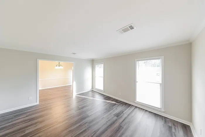 5 bed, 2.0 bath, 2376 sqft, $1,945 — Photo 3