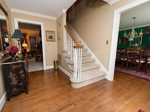 3rd image of 124 Woodridge Dr