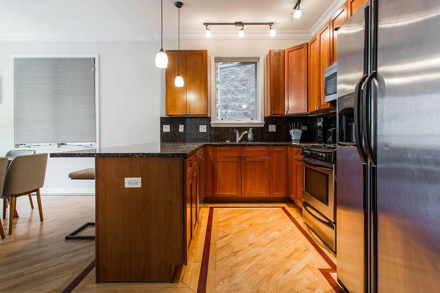 4 bed, 2700 sqft, $4,975 — Photo 3