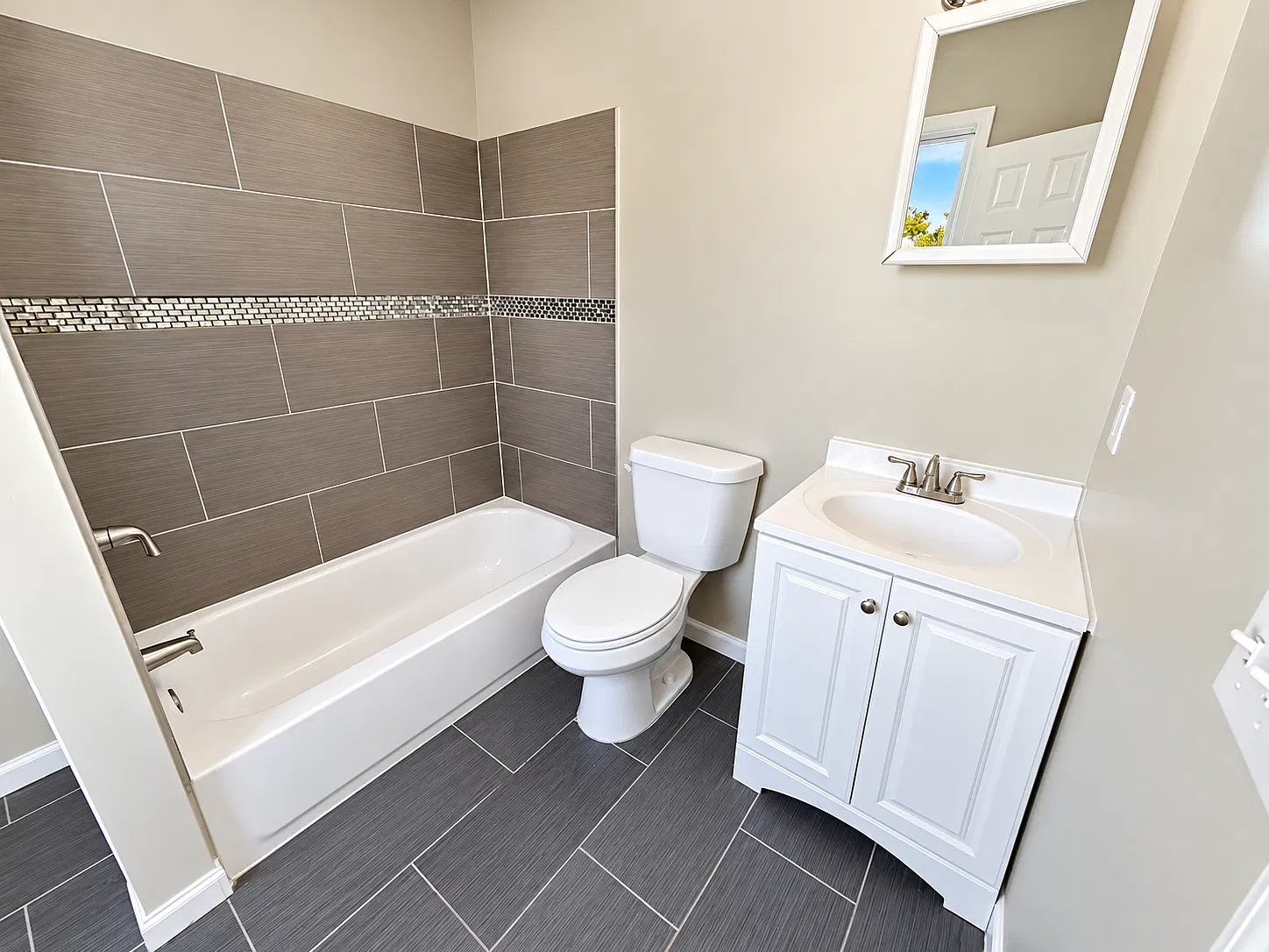3 bed, 1200 sqft, $2,095 — Photo 4