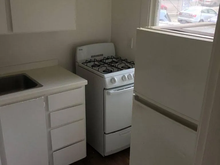 1527 Belmont Ave — Photo 4