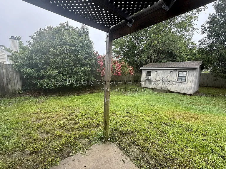 208 Hammond Dr — Photo 18