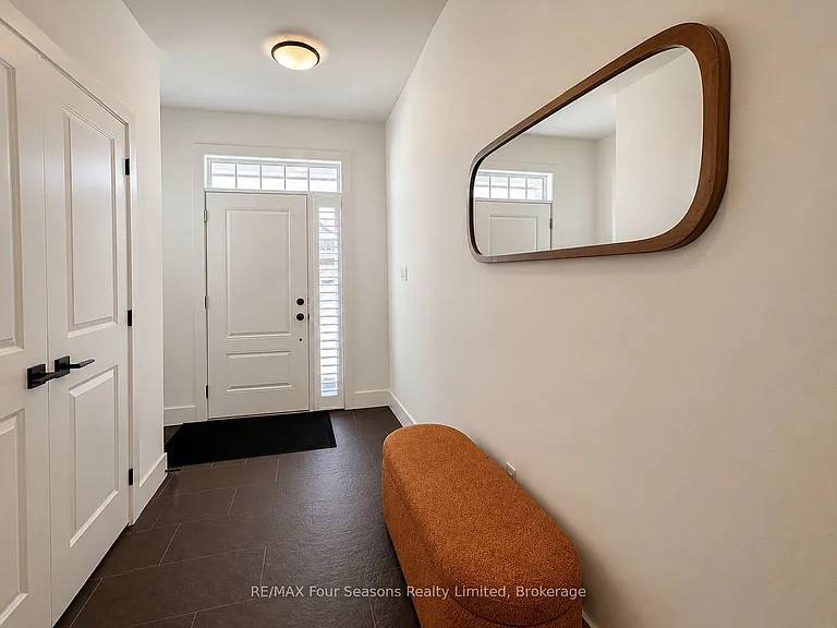 137 White Oak Cres — Photo 2