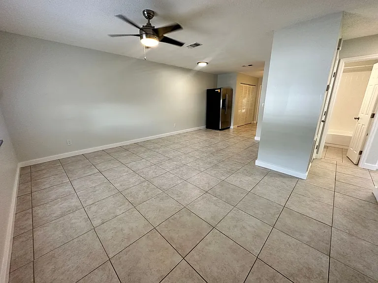 Lakeside Cove Apartments — Photo 2
