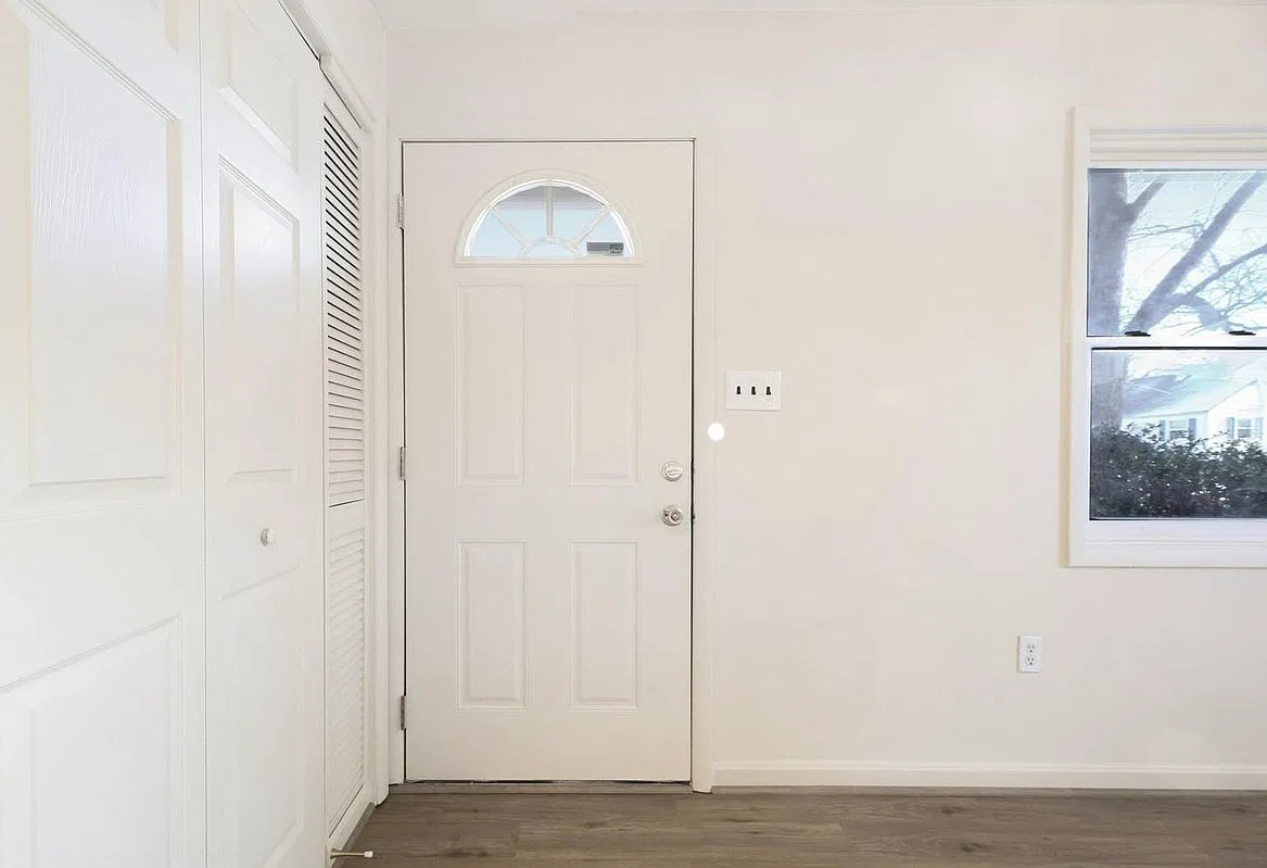 3 bed, 1080 sqft, $1,690 — Photo 2