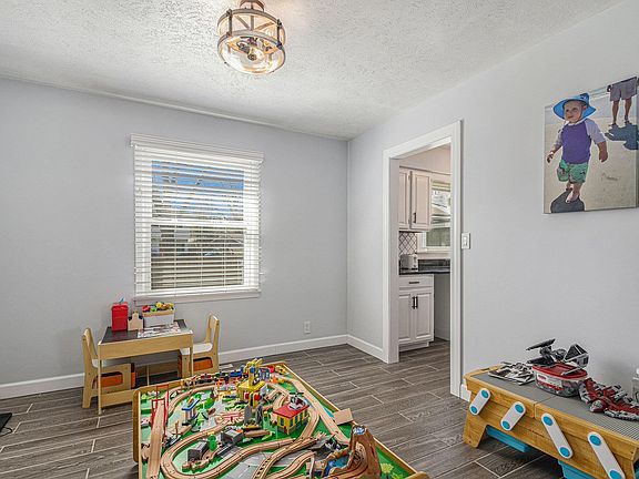5th image of 2327 Sylvan Ln