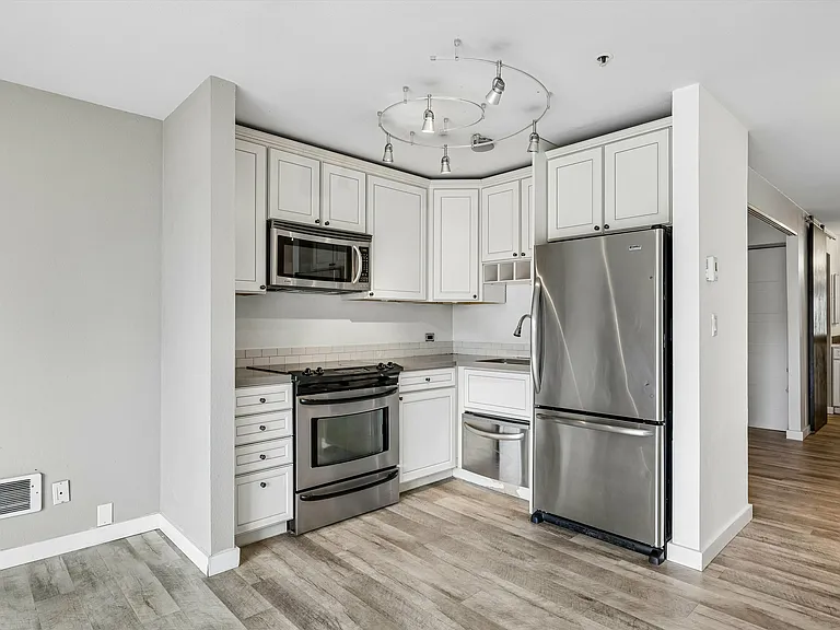 511 E Roy St #213 — Photo 8