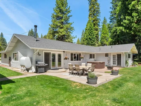 1138 Pine Grove Dr, Mount Shasta, CA 96067