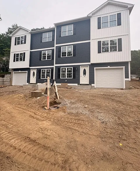 4 bed, 2.5 bath, 2400 sqft, $3,200 — Photo 2