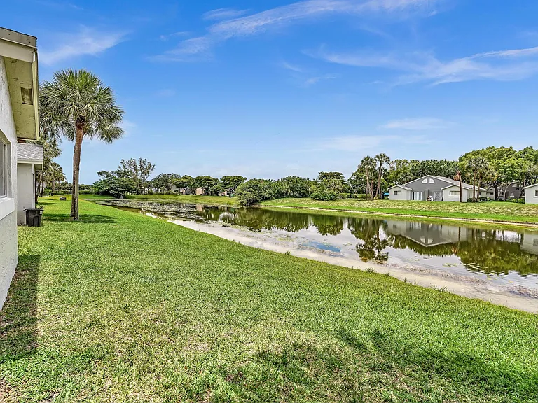 1020 Lake Victoria Dr #B — Photo 46