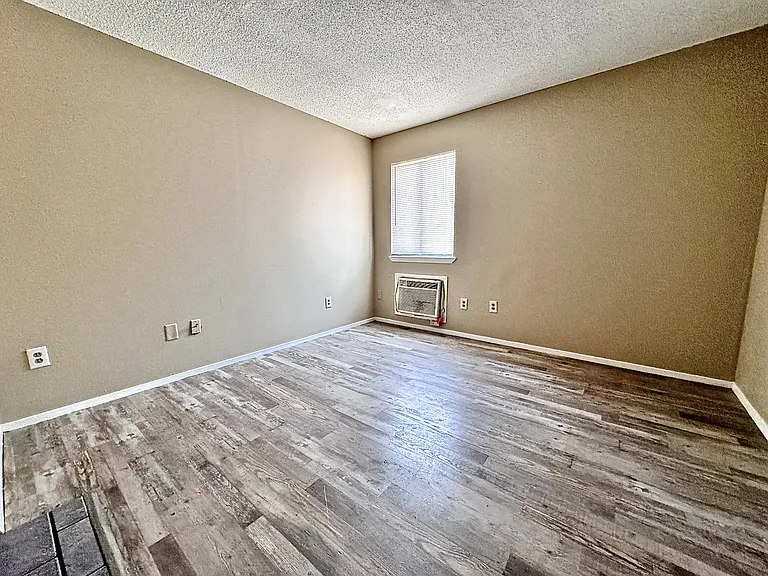 922 W Oak Ave #2 — Photo 5