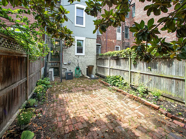 828 D St SE #1 — Photo 23