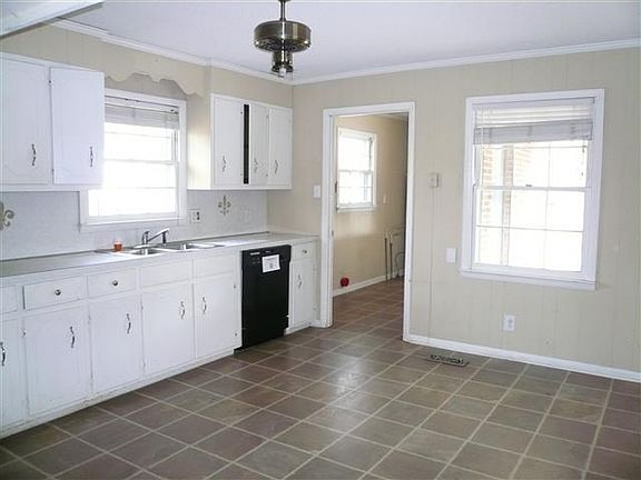 4th image of 108 Laurel St