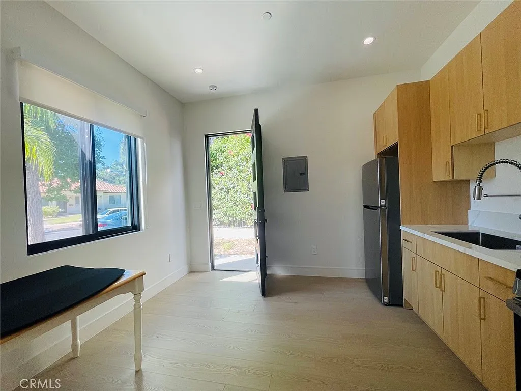 1 bed, 450 sqft, $2,299 — Photo 3