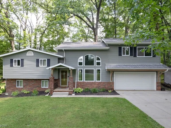 2045 Howard St NE, Hartville, OH 44632