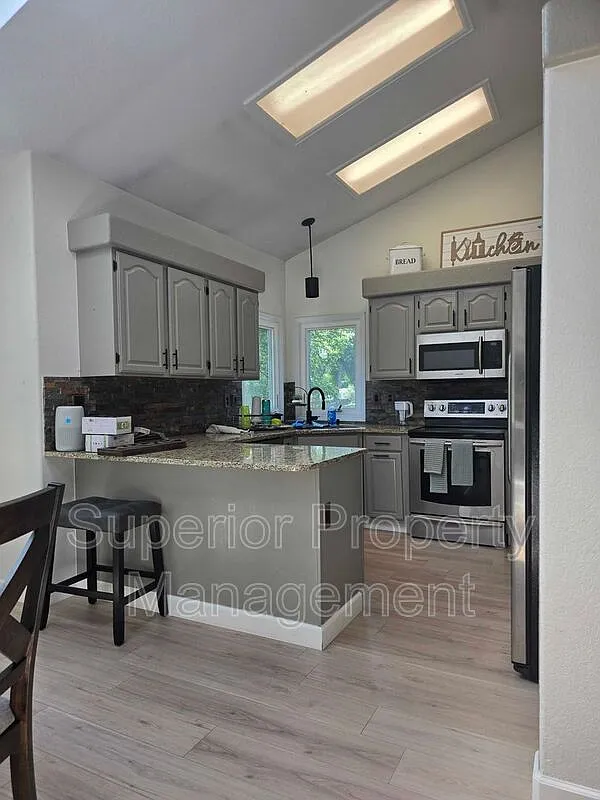 1 bed, 1.0 bath, 180 sqft, $800 — Photo 3