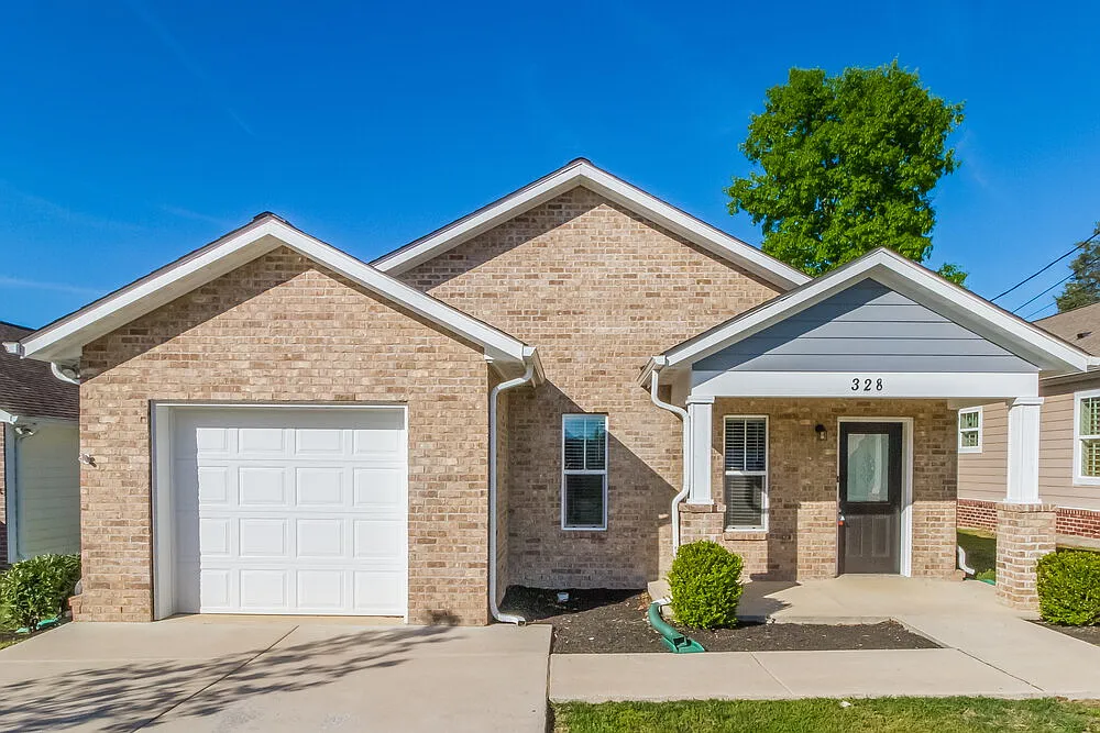 4 bed, 2.0 bath, 1540 sqft, $2,315 — Photo 1