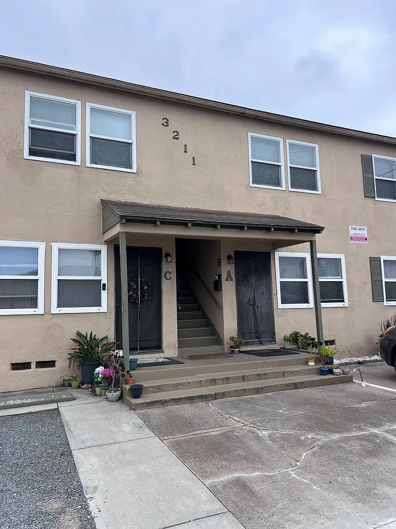 Normal Heights - Spacious 1br/1ba Upper Unit, Easy Freeway Access. $500 Off First Full Month! — Photo 2