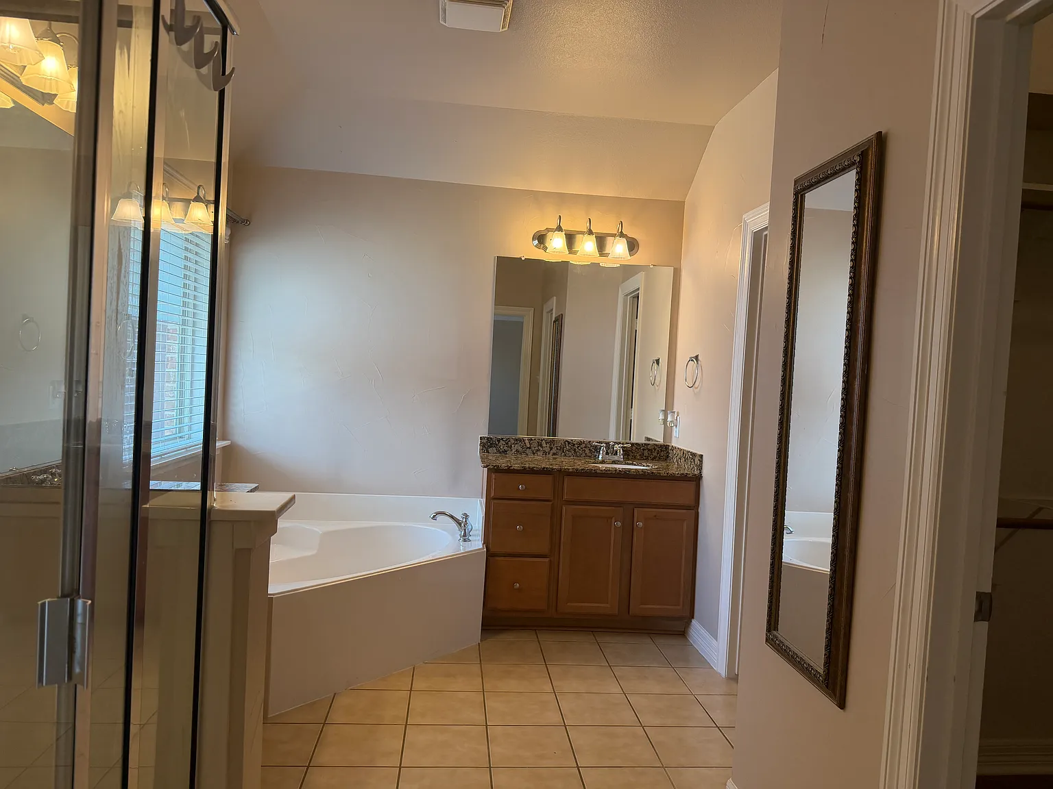 4 bed, 2.5 bath, 2527 sqft, $2,800 — Photo 3
