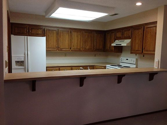 4th image of 8 Connie Ln