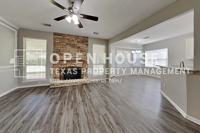 3 bed, 2.5 bath, 2401 sqft, $2,425 — Photo 3