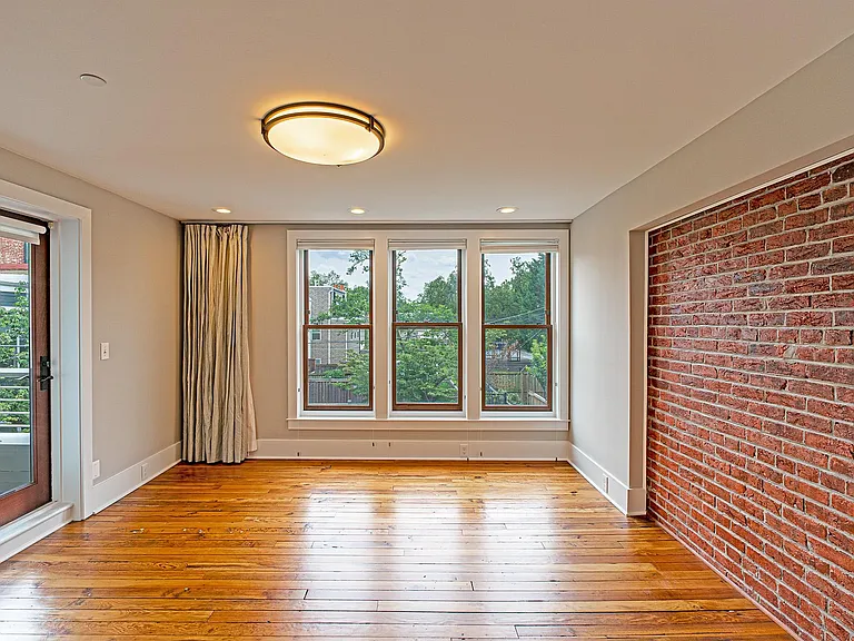 325 D St SE — Photo 37