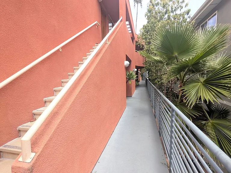 615 N Hayworth Ave — Photo 10