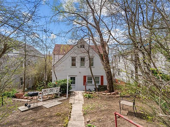4th image of 687-689 Charles St