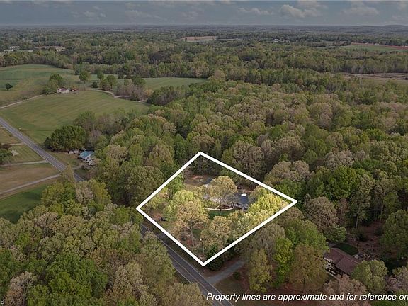 3rd image of 841 Boone Rd