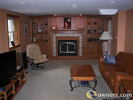 Family Room w/gas FP & built-ins