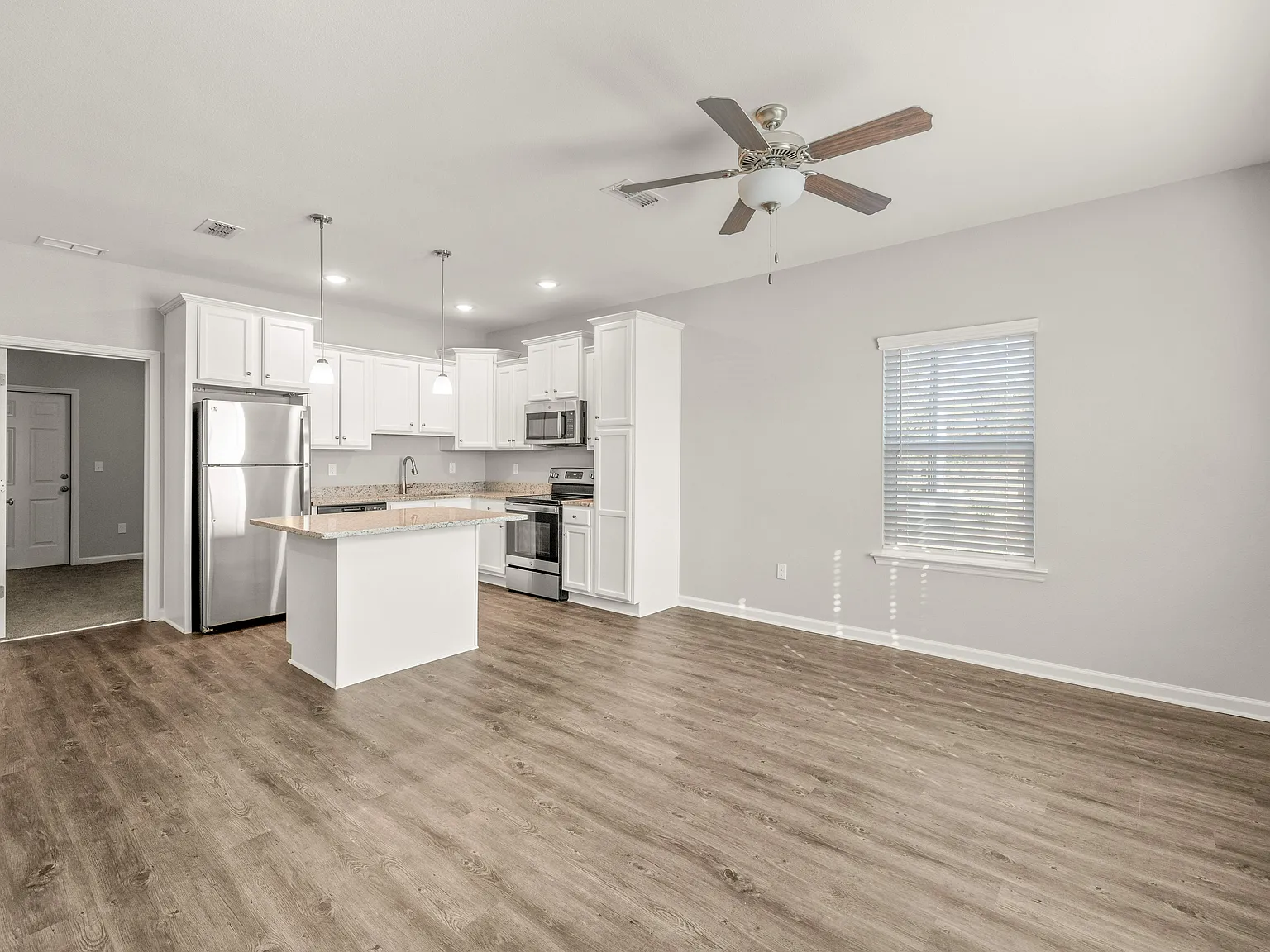 3 bedroom/3 bathroom available now! — Photo 1