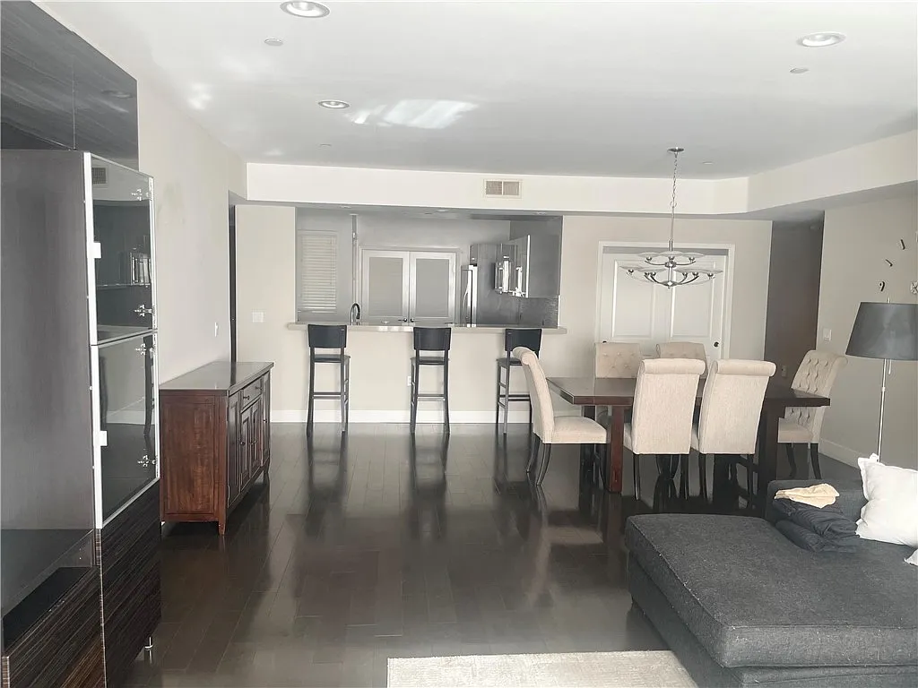 3 bed, 1710 sqft, $4,900 — Photo 2