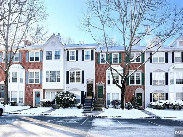 236 Larch Ln, Mahwah, NJ 07430