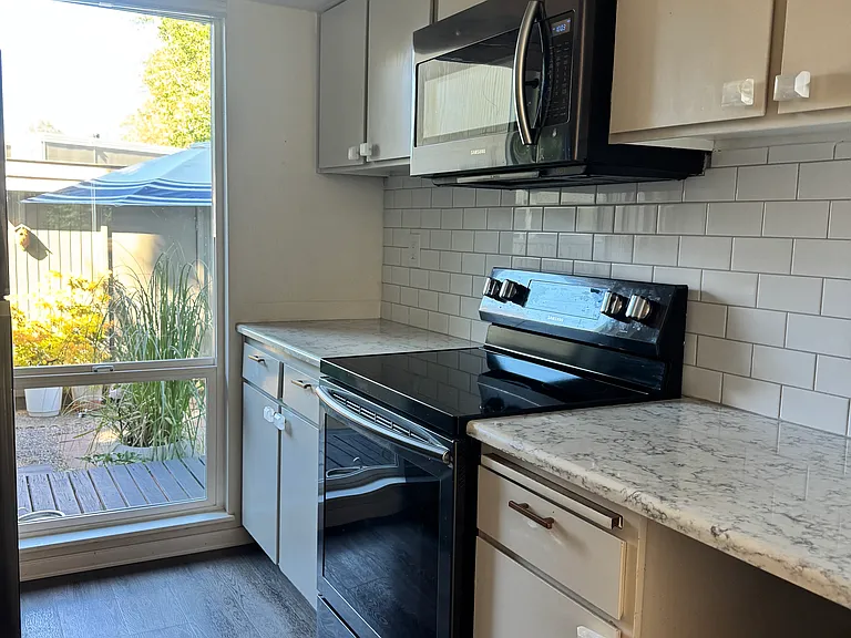 1614 NW Midlake Ln — Photo 7