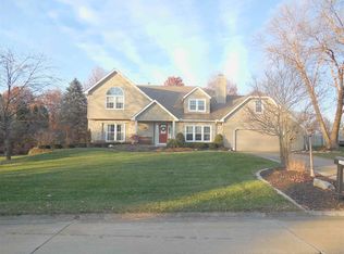 1041 Carriage Place Dr, Bettendorf, IA 52722