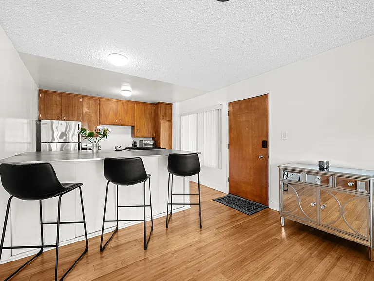 801 E 1st St #1 — Photo 7
