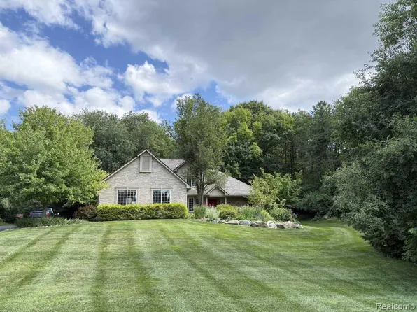 145 Howland Pines Dr, Oxford, MI 48371