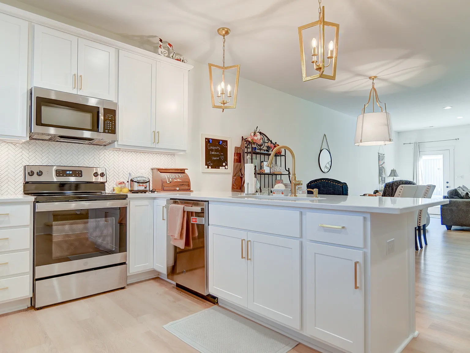 3 bed, 1600 sqft, $2,200 — Photo 3