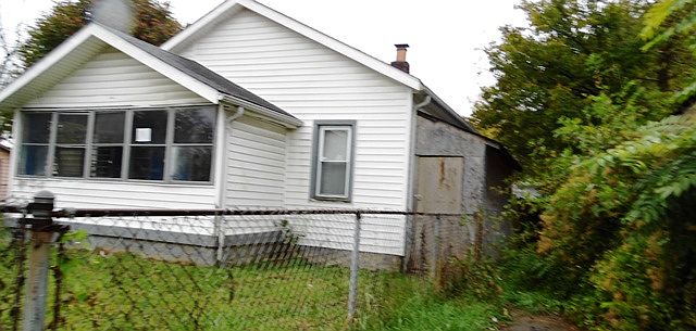 1st image of 830 N Gladstone Ave