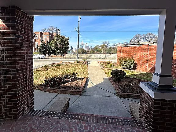 3rd image of 610 Hawthorne Ln
