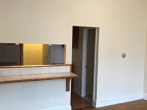 living room w/bar seating