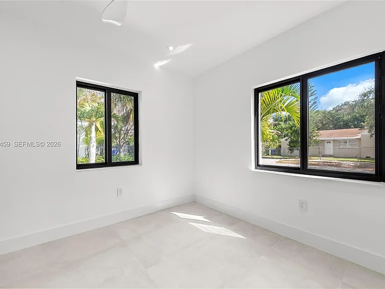 NE 2nd Ct — Photo 15