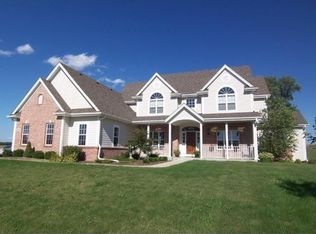 W336N8050 Prairie Hollow Dr, Oconomowoc, WI 53066