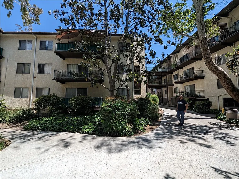 5460 White Oak Ave #G222 — Photo 30