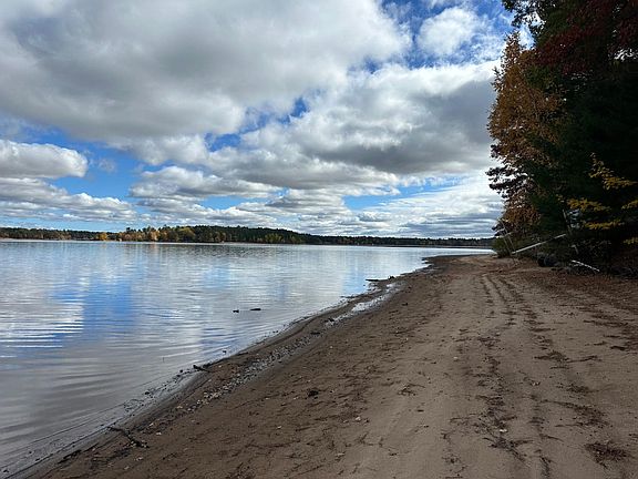 4th image of 2004 The Point Rd E