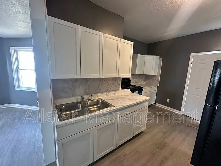 760 W 9th St — Photo 27